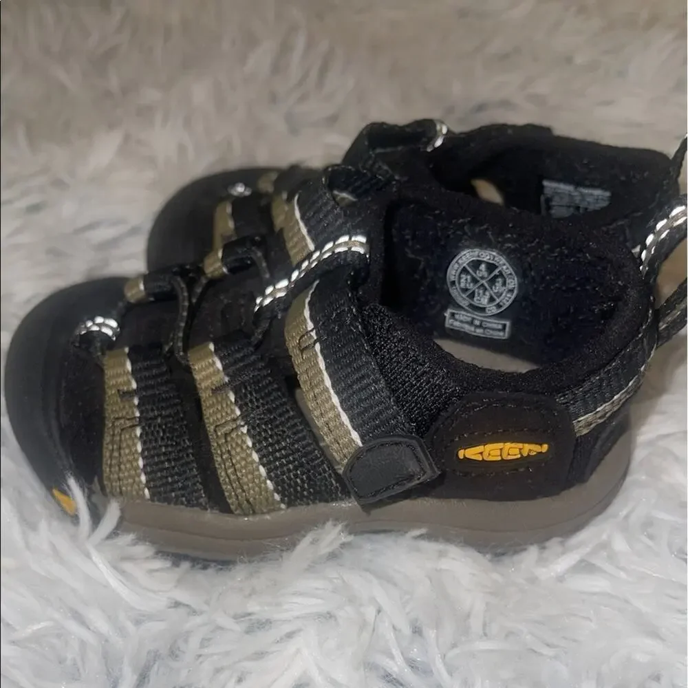 Keen black tan size 4 water‎ shoes